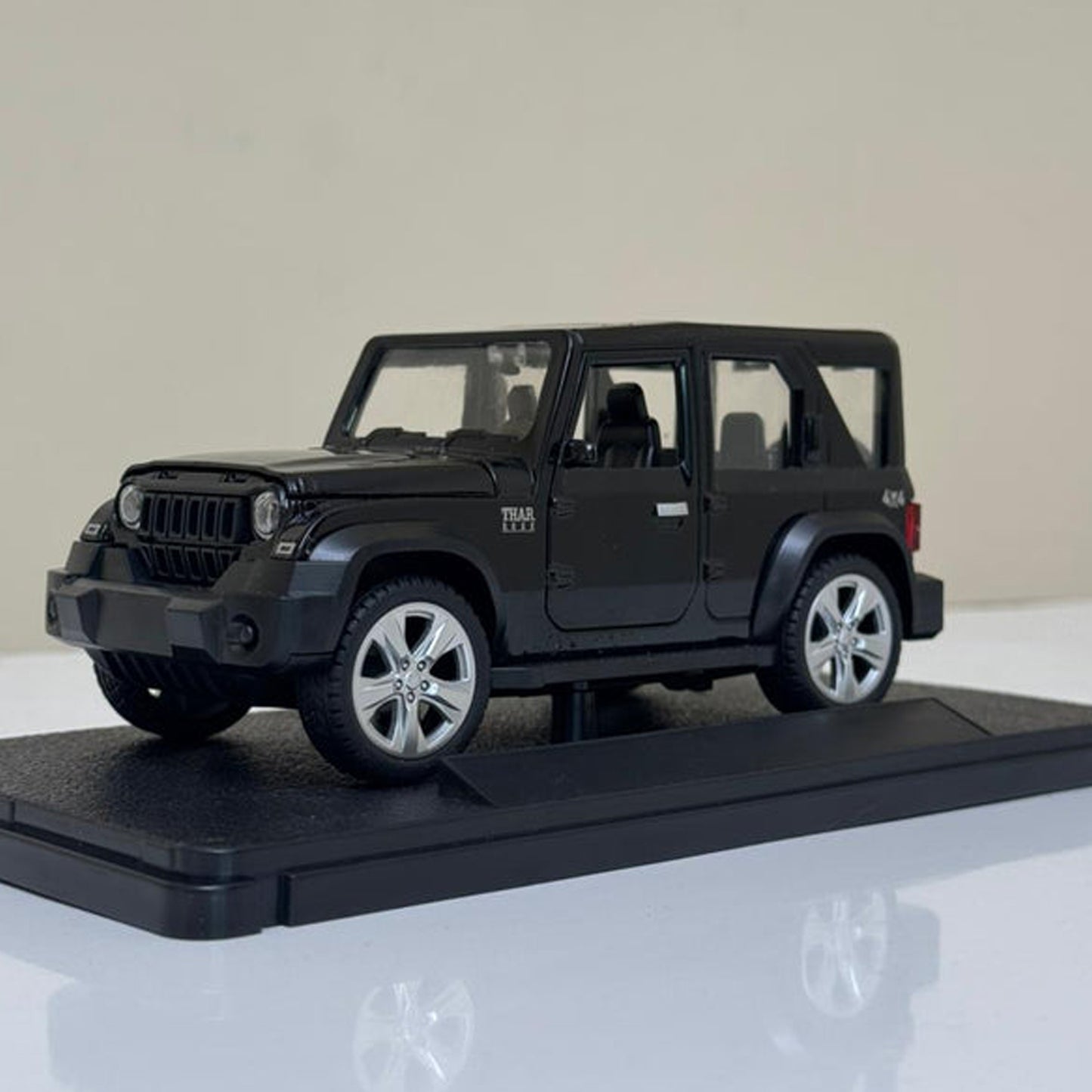 Thar Roxx Black 1:24 Die-Cast Model Car