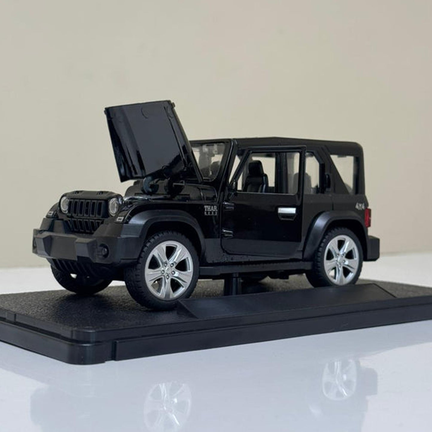 Thar Roxx Black 1:24 Die-Cast Model Car
