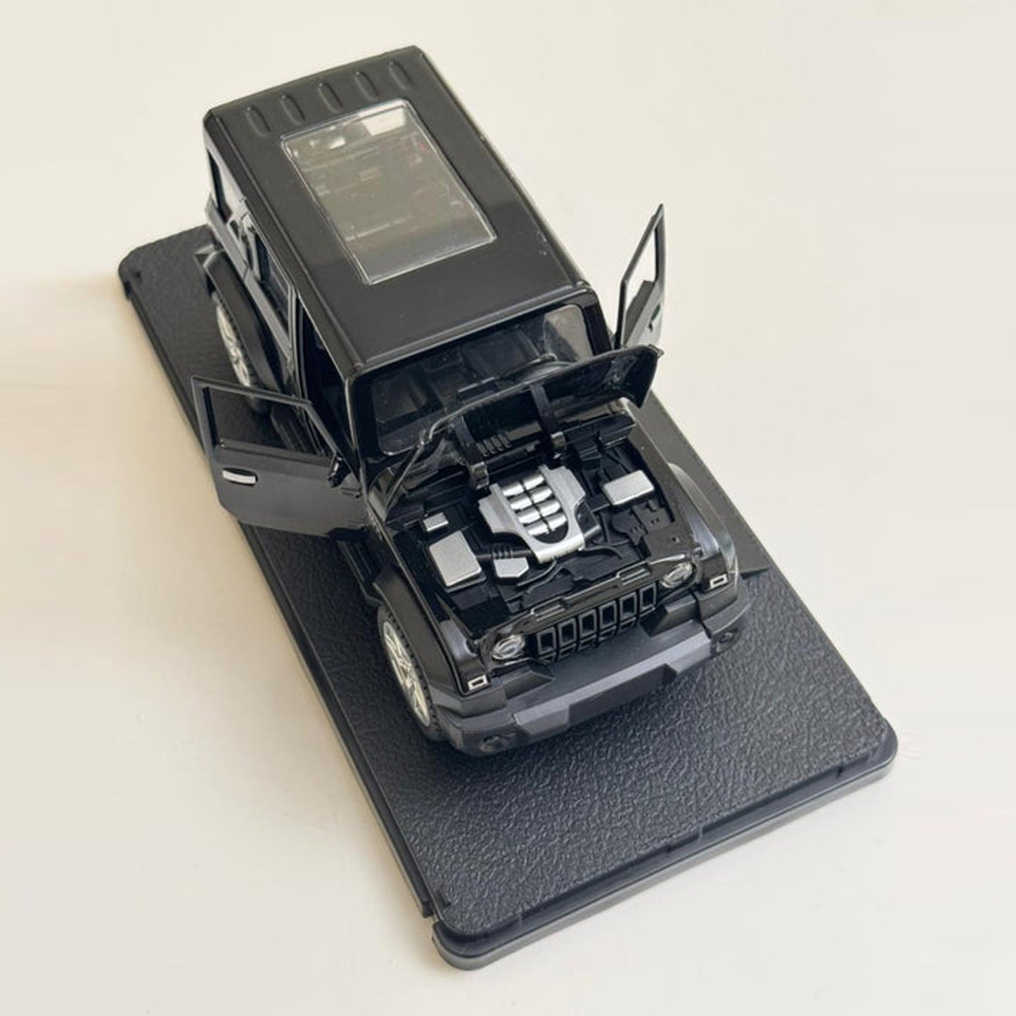 Thar Roxx Black 1:24 Die-Cast Model Car