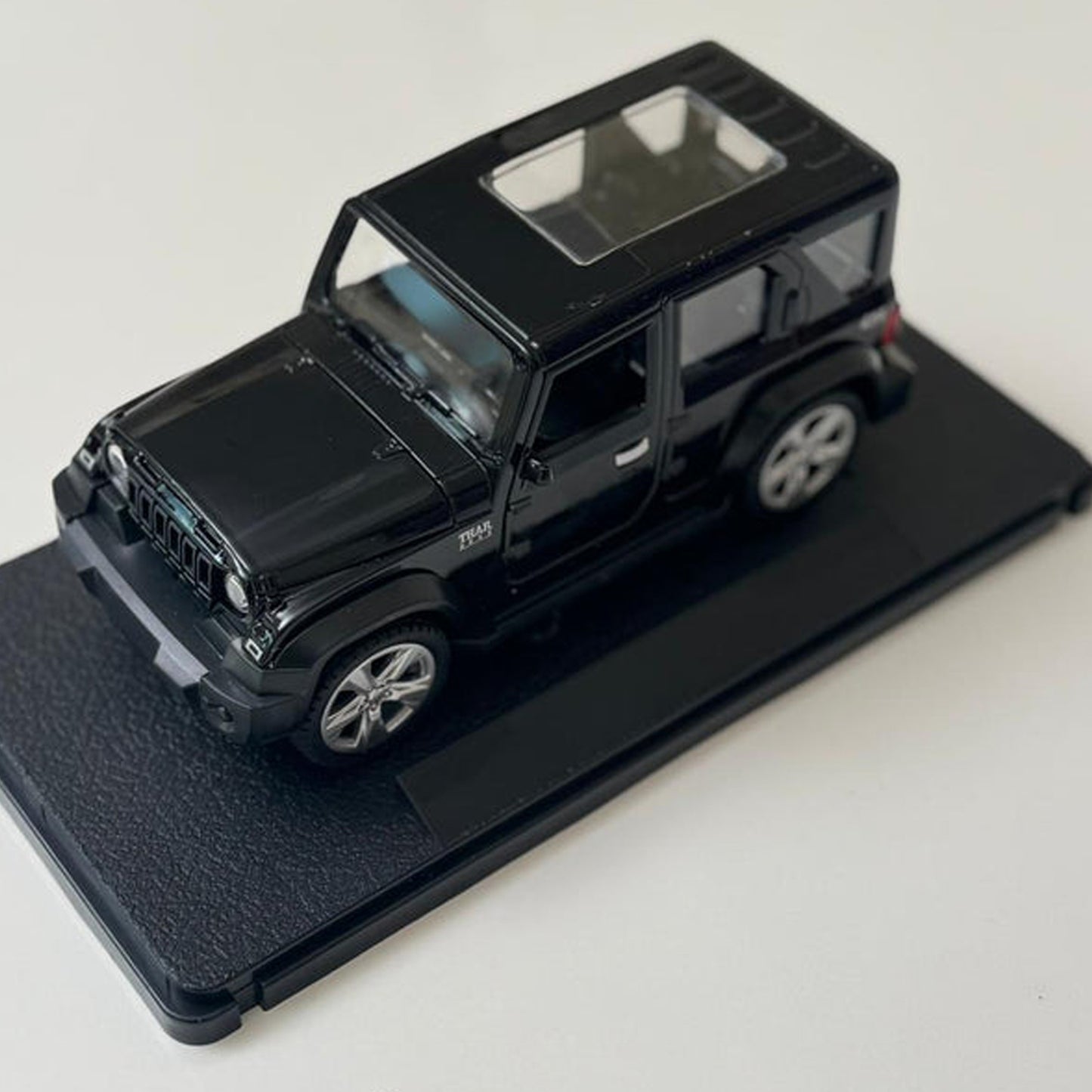 Thar Roxx Black 1:24 Die-Cast Model Car